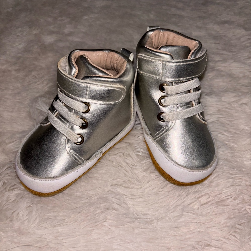 Monkey Feet kids Sz. 3/6 Mo. silver soft booties. Cute, great shape.